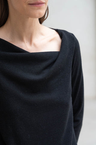 JERSEY CUELLO ASIMÉTRICO NEGRO