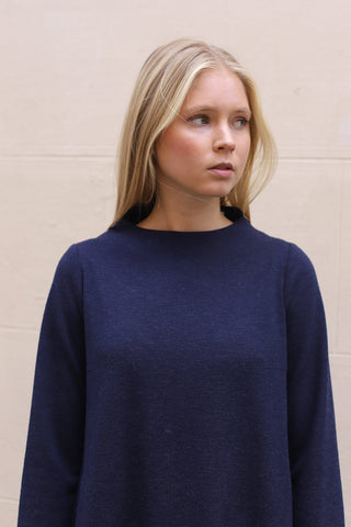 VESTIDO EVASE VOLANTE AZUL MARINO