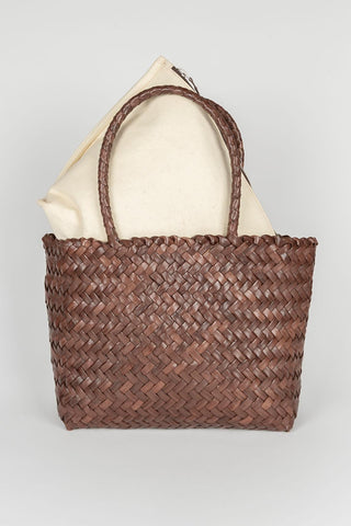 Bolso trenzado de piel marrón