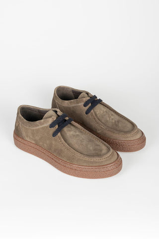 Zapato Wallabee topo